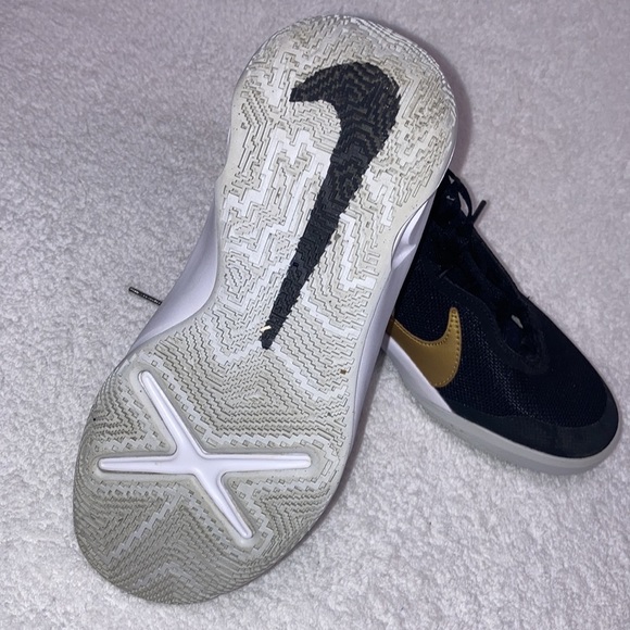 Nike Team Hustle D Youth Size 4y Black/White/Gold Shoes CW6735-002 - Picture 8 of 8